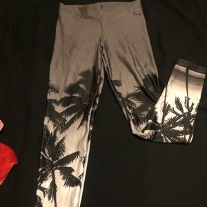 VS PINK palm tree leggings 🌴